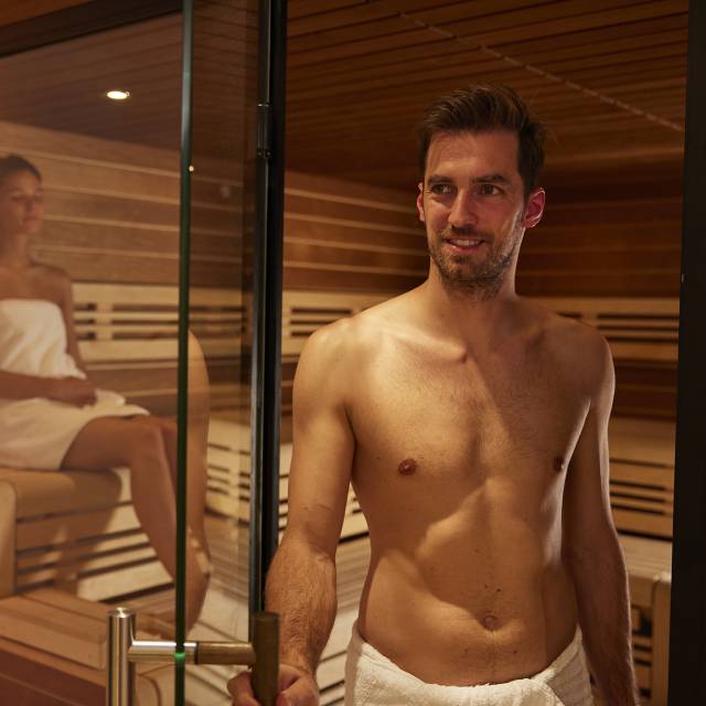 Paar in der Sauna im Sauerland Stern Hotel Willingen