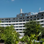 Sauerland Stern Hotel zeigt Solidarität und Dankbarkeit mit Riesen-Herz, Bild 2/3