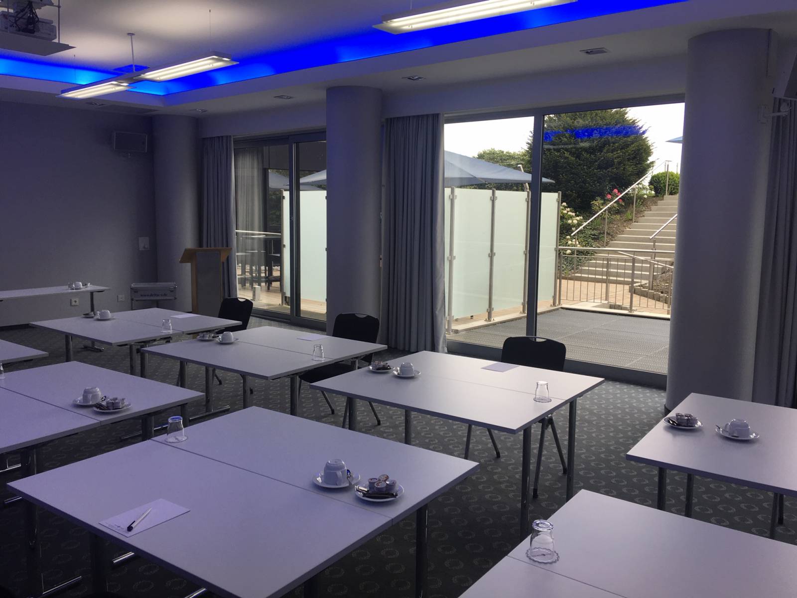 Unsere Maßnahmen zur aktuellen Situation: Auf Tagungen "mit Abstand" sehr gut vorbereitet! Symbolfoto