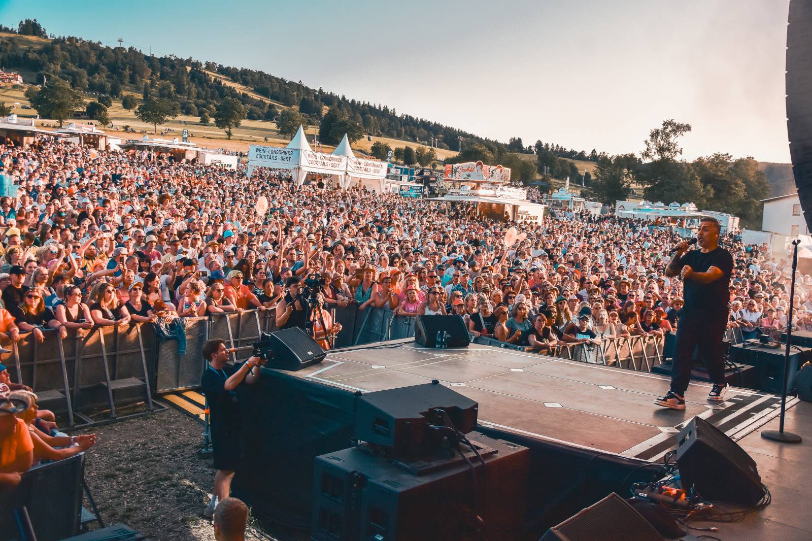 Willinger Sommer Highlight mit internationalen Künstlern - Giovanni Zarella und Johnny Logan beim „Schlager-Stern“  am 15.08.2026 Symbolfoto