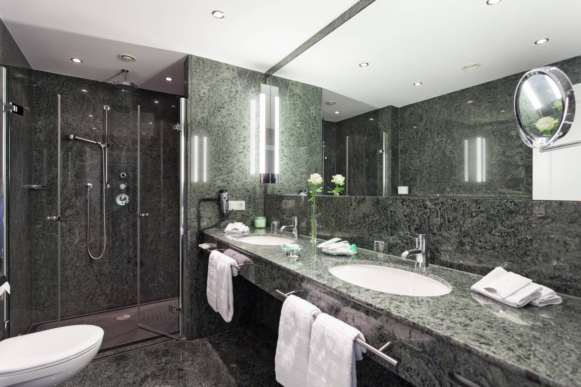 Badezimmer einer Suite im Sauerland Stern Hotel Willingen
