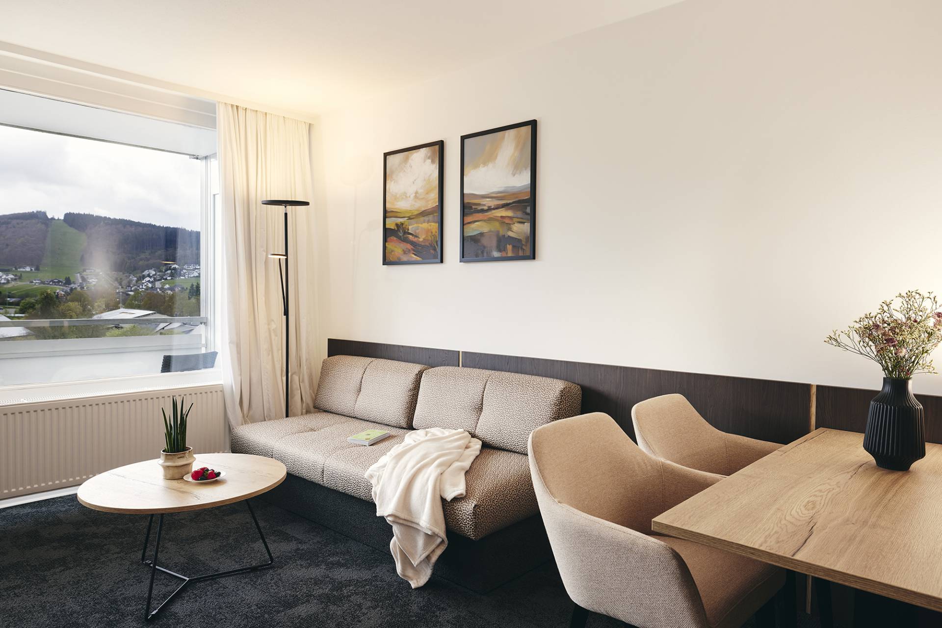 Zimmer mit Couch und Blick auf den Ettelsberg im Sauerland Stern Hotel Willingen