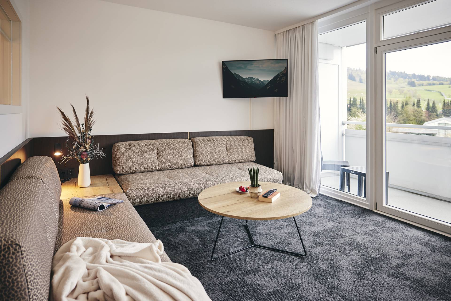 Sofa-Sitzecke mit Blick ins Grüne im Sauerland Stern Hotel Willingen