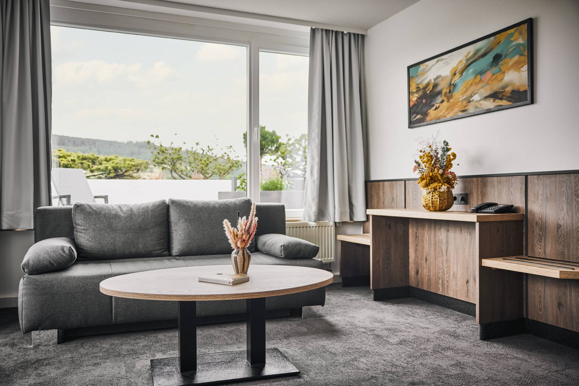 Moderne Suite mit Panoramafenster im Sauerland Stern Hotel Willingen