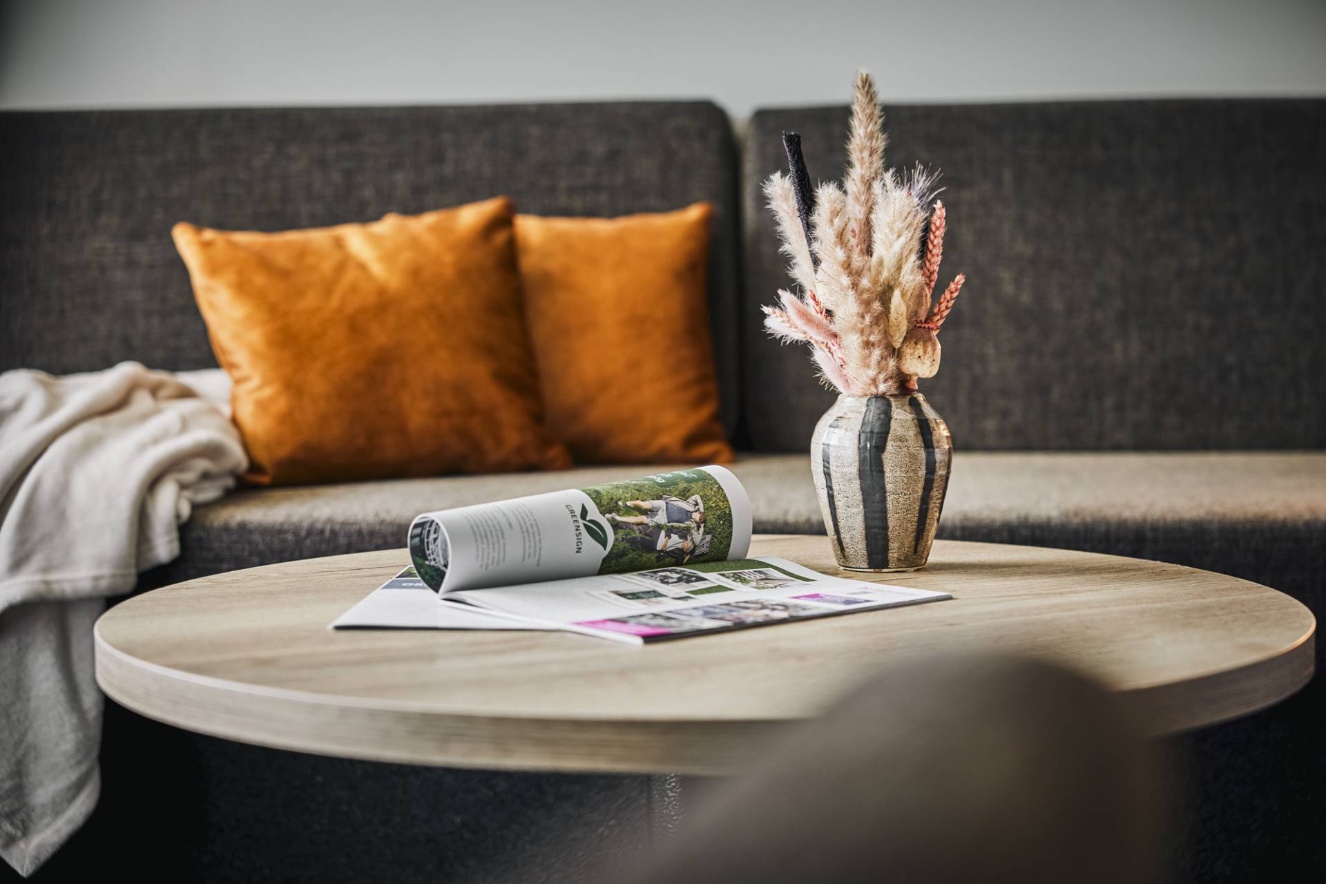 Prospekt und Deko-Vase im Sauerland Stern Hotel Willingen