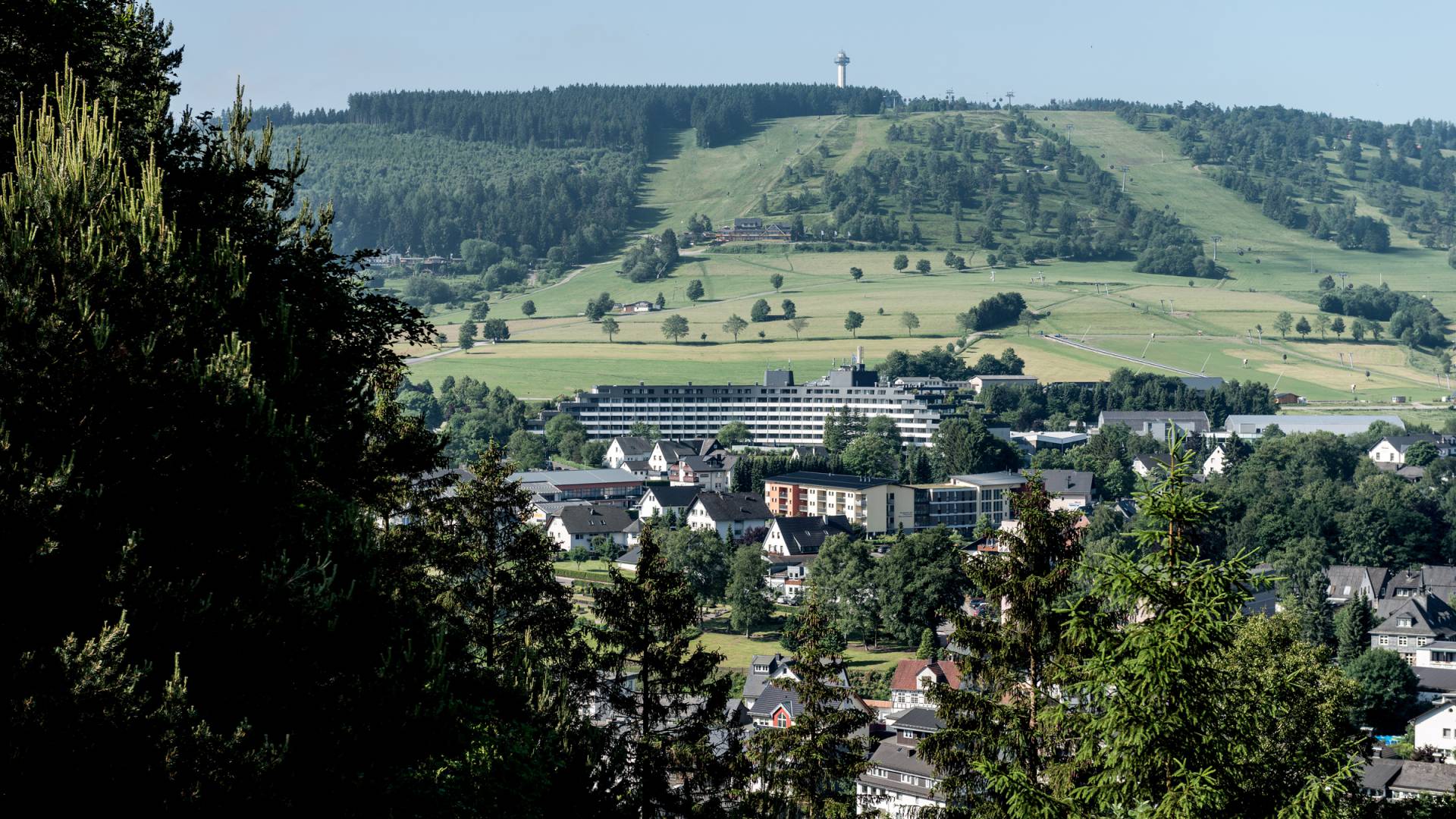 Sauerland Stern Hotel Willingen mit Ettelsberg im Hintergrund