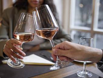 Anstoßen mit Roséwein