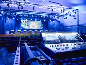 Beleuchtete Event-Halle im Sauerland Stern Hotel Willingen