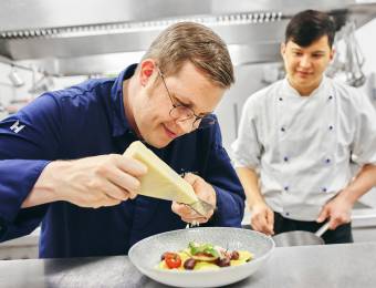 Aktuelle
Ausbildungsstellen: Im Sauerland Stern Hotel & Gutshof Itterbach - Sauerland Stern Hotel Willingen