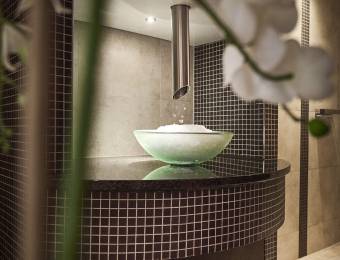 Gäste beim Wellness im Saunabereich des Sauerland Stern Hotel Willingen