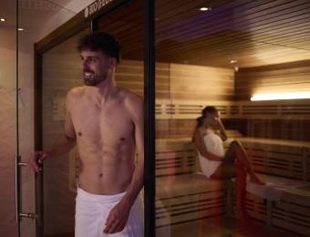 Frau bei Hot Stone Massage im Sauerland Stern Hotel Willingen
