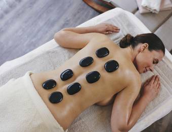 Frau bei Hot Stone Massage im Sauerland Stern Hotel Willingen