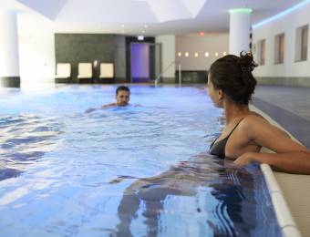 Paar im Pool des Sauerland Stern Hotel Willingen