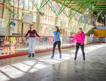 Jugendliche beim Eislaufen in Willingen