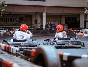 Go Kart Fahrer auf Indoor Rennstrecke