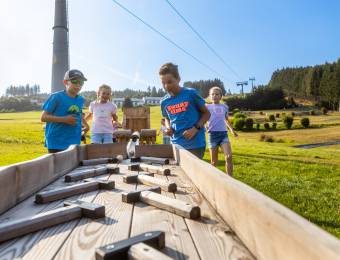 Kinder an einer Murmelbahn auf dem Ettelsberg im Sauerland