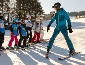 Kinder beim Skikurs in Willingen
