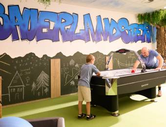 Airhockey in der Kinder Spielwelt im Sauerland Stern Hotel Willingen