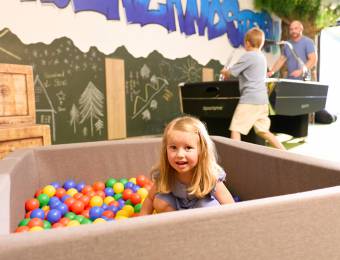 Airhockey in der Kinder Spielwelt im Sauerland Stern Hotel Willingen