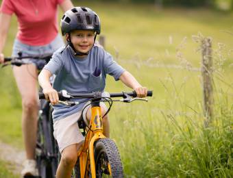 Junge mit Helm auf Mountainbike