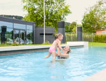 Familie im Whirlpool des Lagunen-Erlebnisbad Willingen