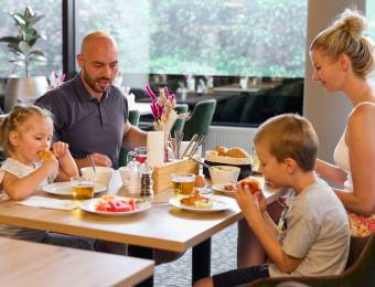 Familie mit Kindern beim Frühstück im Sauerland Stern Hotel Willingen