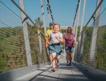 Familie auf dem Mühlenkopf Skywalk Willingen