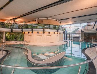 Paar plant den Aufenthalt im Sauerland Stern Hotel Willingen