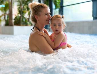 Familie im Whirlpool des Lagunen-Erlebnisbad Willingen