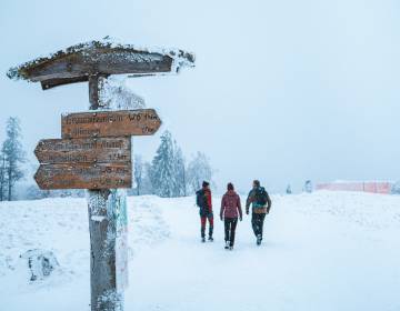 Wanderer und Wegweise im verschneiten Sauerland
