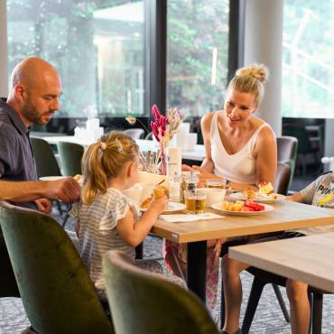 Familie beim Essen im Restaurant des Sauerland Stern Hotel Willingen