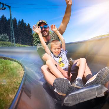Vater und Kind auf der Sommerrodelbahn im Sauerland