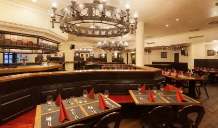Restaurant Wirtshaus mit Kronleuchter im Sauerland Stern Hotel Willingen