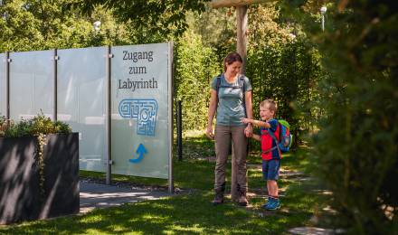 Familie am Zugang zum Labyrinth am Sauerland Stern Hotel Willingen
