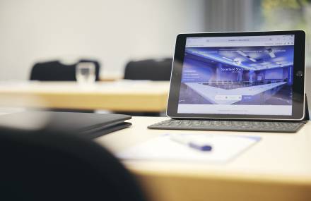 Laptop auf Tisch