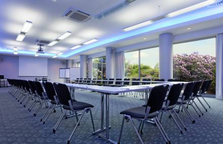 Konferenzraum mit bodenhohen Fenstern im Sauerland Stern Hotel Willingen