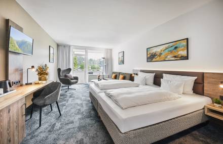 Helles großzügiges Zimmer im Sauerland Stern Hotel Willingen