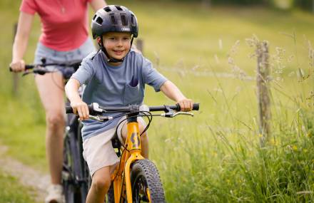 Junge mit Helm auf Mountainbike