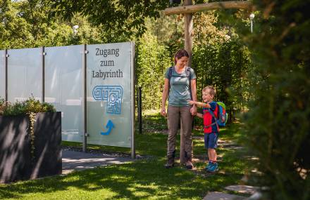 Familie am Zugang zum Labyrinth am Sauerland Stern Hotel Willingen