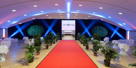 Roter Teppich in der Konferenzhalle im Sauerland Stern Hotel Willingen