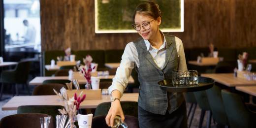 Kellnerin im Hauptrestaurant Esszeit im Sauerland Stern Hotel Willingen