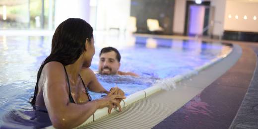 Gäste im Pool des Sauerland Stern Hotel Willingen