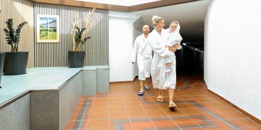 Familie im Verbindungstunnel Lagunen-Erlebnisbad und Sauerland Stern Hotel Willingen