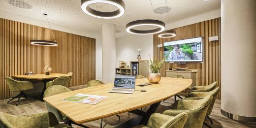 Moderner Tagungsraum mit Sesseln und Tisch im Sauerland Stern Hotel Willingen