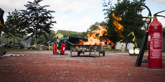 Feuerschale und Feuerlöscher auf Außengelände des Sauerland Stern Hotel Willingen