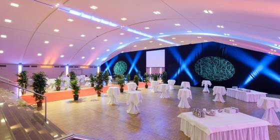 Großer Saal für Firmenfeier im Sauerland mit Trennwand