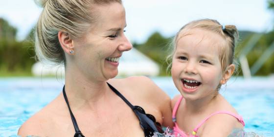 Mutter mit Tochter im Schwimmbad