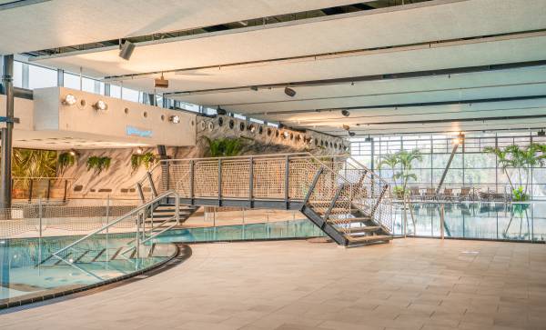 Brücke über das Schwimmbecken im Lagunen-Erlebnisbad Willingen