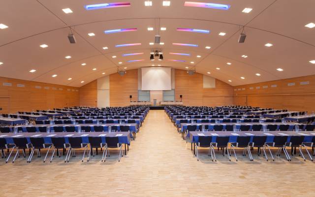 Konferenzsaal parlamentarische Bestuhlung