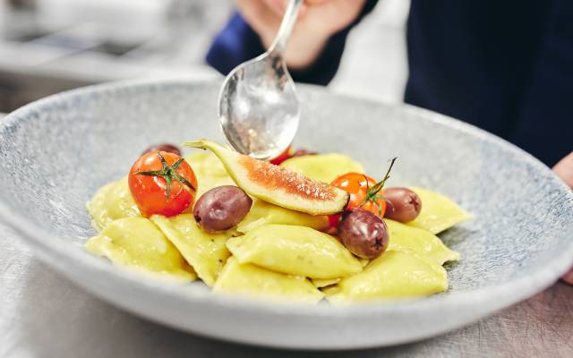 Detailaufnahme Teller mit Ravioli